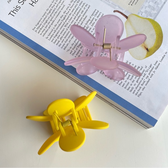 2 Large Flower Claw Clips in Purple and Yellow - Picture 6 of 6